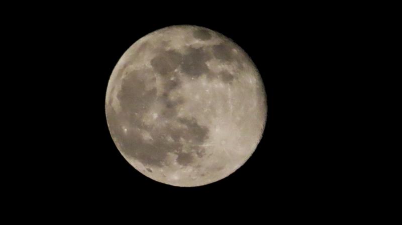 빠뺨 -🌕 근데 먼지때문에 탁하게 나온거임. 정말 날씨좋으면 달 좀더 선명하게 나왕
