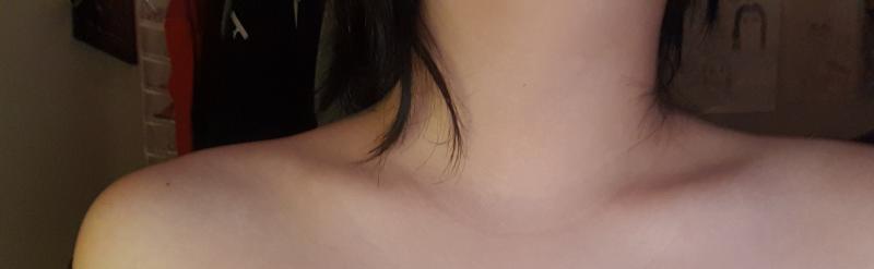 쇄골생기는방법좀...ㅠㅜㅜ 일단 모양이 어떻게 생긴진.봐야할거같아서 불끄고찍으면 보이긴한데 개짧음