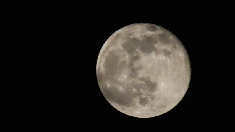 빠뺨 -🌕 근데 먼지때문에 탁하게 나온거임. 정말 날씨좋으면 달 좀더 선명하게 나왕