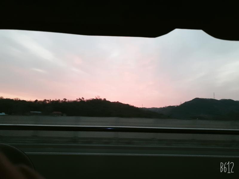 아침 하늘. 사진은 구름들이 하나인 것처럼 흐리지만 직접 보는 건 진짜 예쁘다.