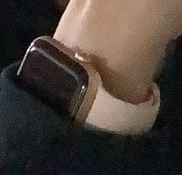 사진은 지금 내 워치야 SE 44mm 로즈골드 나도 학생이고 최근에 워치를 산 사람이야 워치3 44mm사려고 했다가 매장에 재고 남은 게 SE 