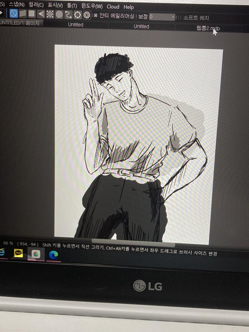 마음이 복잡했지만! 크로키 하다 망해서 크로키 자료에 처음으로 자캐 그려넣어보ㅓㅆ다 사용한 자료는 2번째 자료