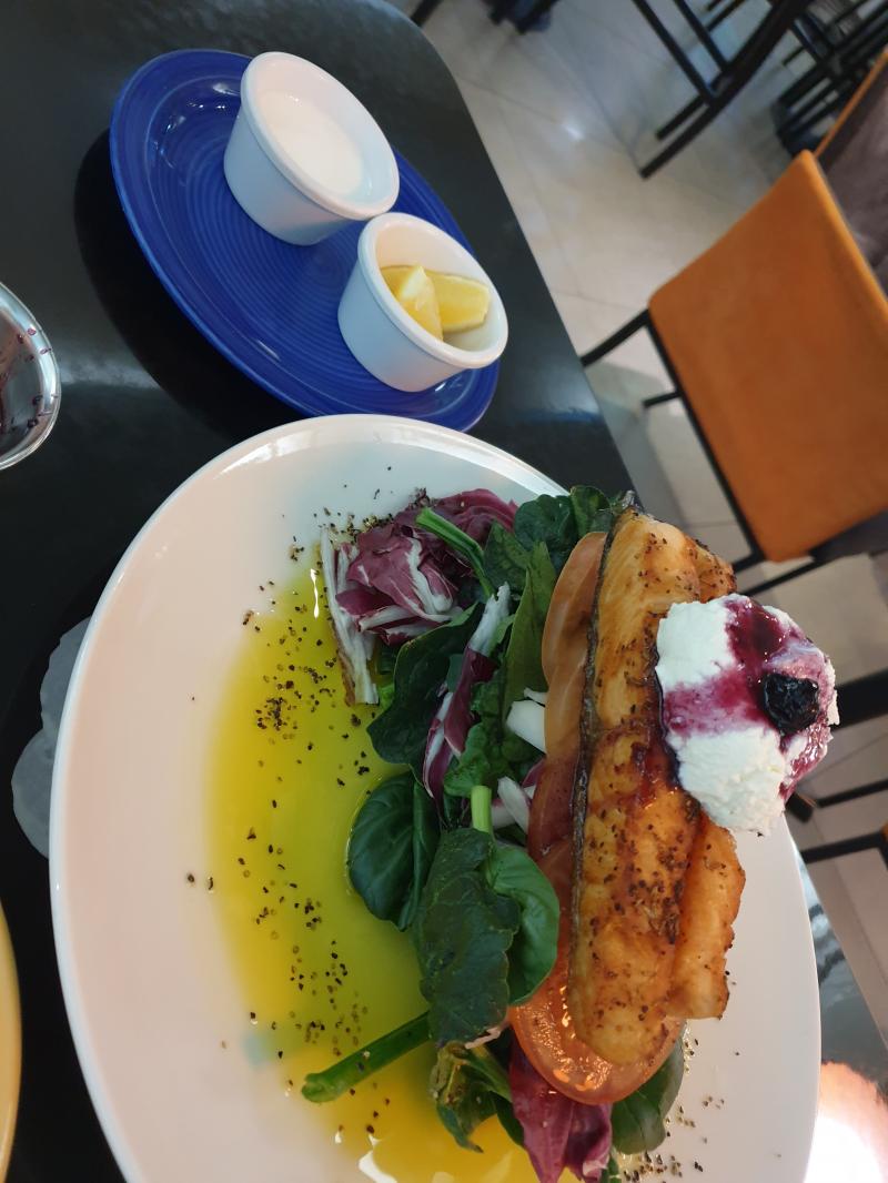 버터핑거팬케익? 기범이 갔던 맛집도 갔는데 팬케익은 역시 존맛bb 샐러드는 먹다가 난 더 안 끌려서 패스 친구는 배불러서 패스...ㅎ...