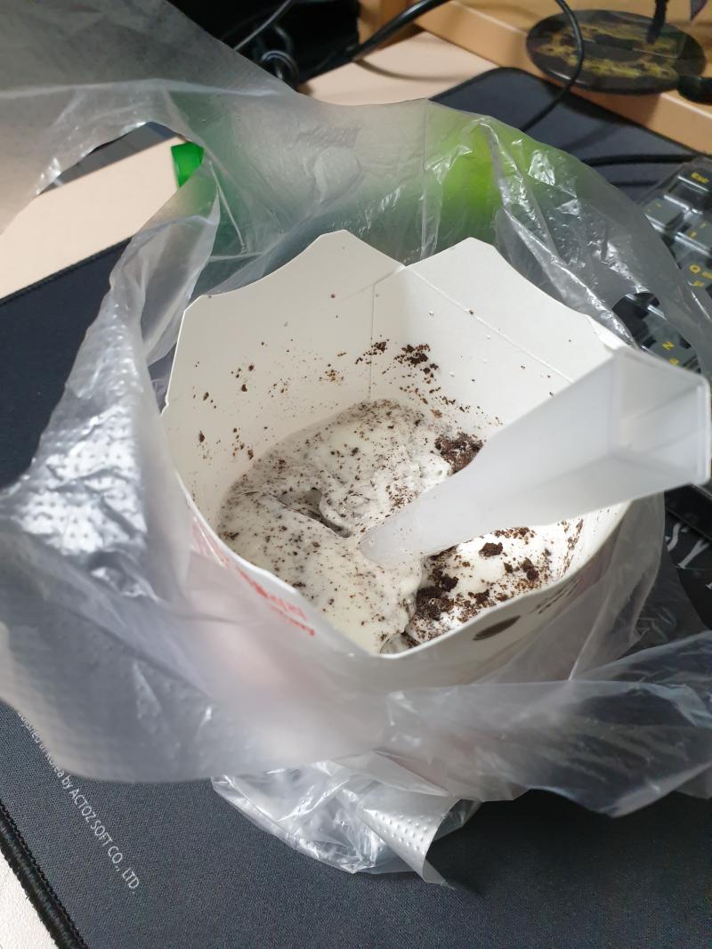 나는 바보다... 오레오 맥플러리 때문에 맥날 갔으면서 햄버거 먹을때 냉동실에 넣어두곤 그대로 까먹고 샤워 다하고 나서 생각난 바보 멍청이...