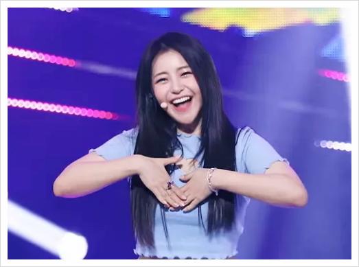 >>3 이언니야...쑥스...브브걸...꼬북좌 언니..ㅜ 이언니들 요즘 핫하긴 한데 왜 이상하게 이언니들 전부 보면 웃는데 멤버들이 전부 그 그
