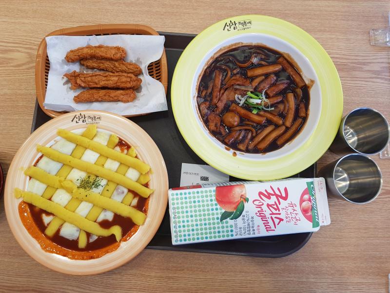 점심! 신참은 처음 먹어보는데 개별로야.... 양도 적고 맛도 없음 헛배불러서 남김..