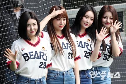 >>3 이언니야...쑥스...브브걸...꼬북좌 언니..ㅜ 이언니들 요즘 핫하긴 한데 왜 이상하게 이언니들 전부 보면 웃는데 멤버들이 전부 그 그