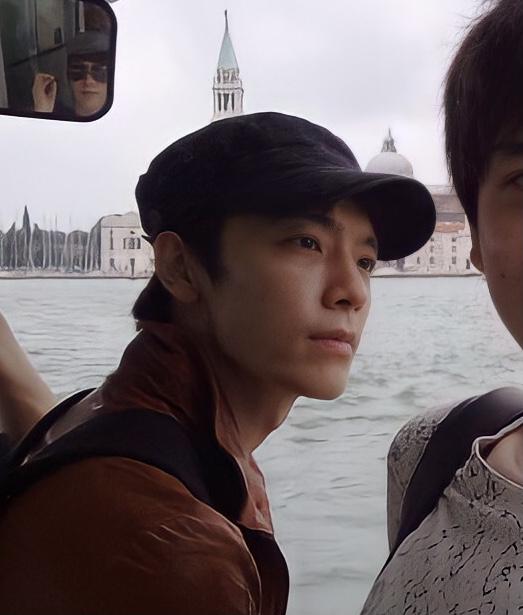 슈주 동해 어때..? 중후한지는 모르겠긴 한데 일단 잘생김