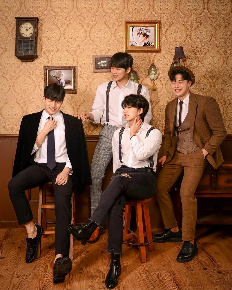 우선 나부터 할게... 잘생긴 으른 남자 4명이서 하하호호 리뷰하고 top 0 하고 벨런스게임 하는 유튜브 채널이야! 이름은 오피니언.... ㄹ