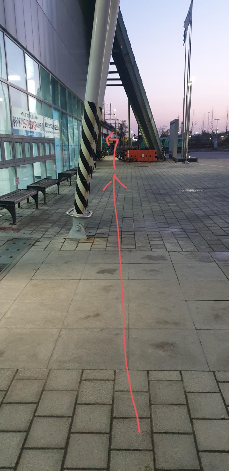 역 안에는 숨길 데가 없어서 나와서 왼쪽에 있는 자전거 보관소로 가서 또 왼쪽! 빨간 블럭 뒤에 숨겼어!! 보라색 쇼핑백이야