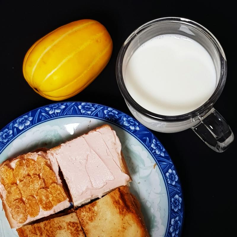 아점저 인데 식빵 1.5쪽 먹으니까 배불러서 참외 먹는 중...oO