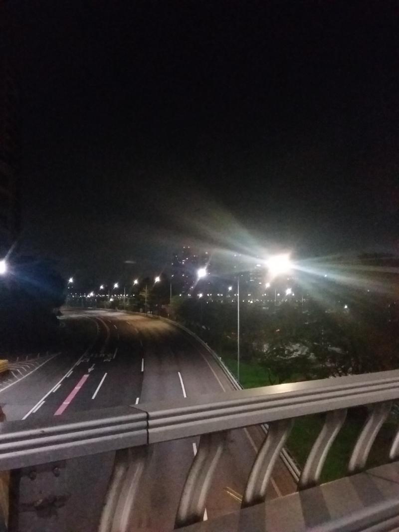잠 안와서 한강갔을때 찍은고얌 이것도 가능한지??