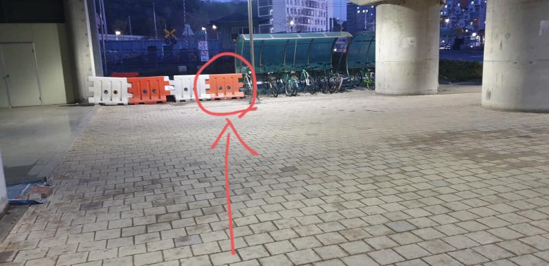 역 안에는 숨길 데가 없어서 나와서 왼쪽에 있는 자전거 보관소로 가서 또 왼쪽! 빨간 블럭 뒤에 숨겼어!! 보라색 쇼핑백이야