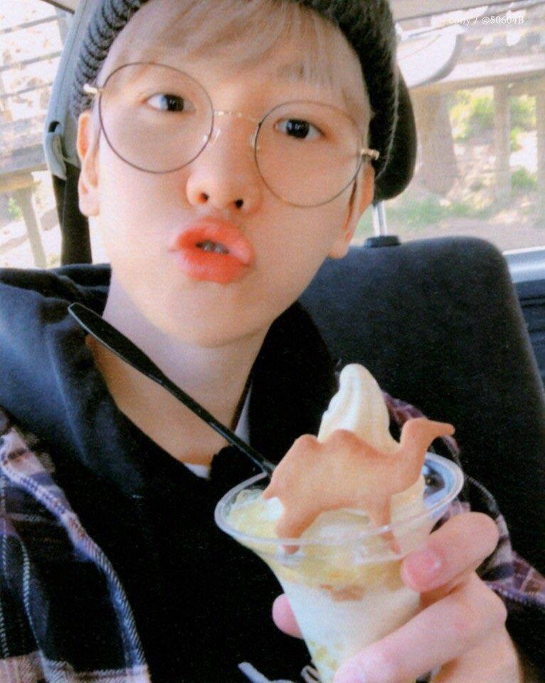 엑소 백현이! 지짜 너무 기요우 ㅜㅠㅜㅜ 굽ㄴㅔ 볼캐X노 때가 진짜 너무너무 귀여운데 ㅜㅠㅜ 사진을 못찾겠다....