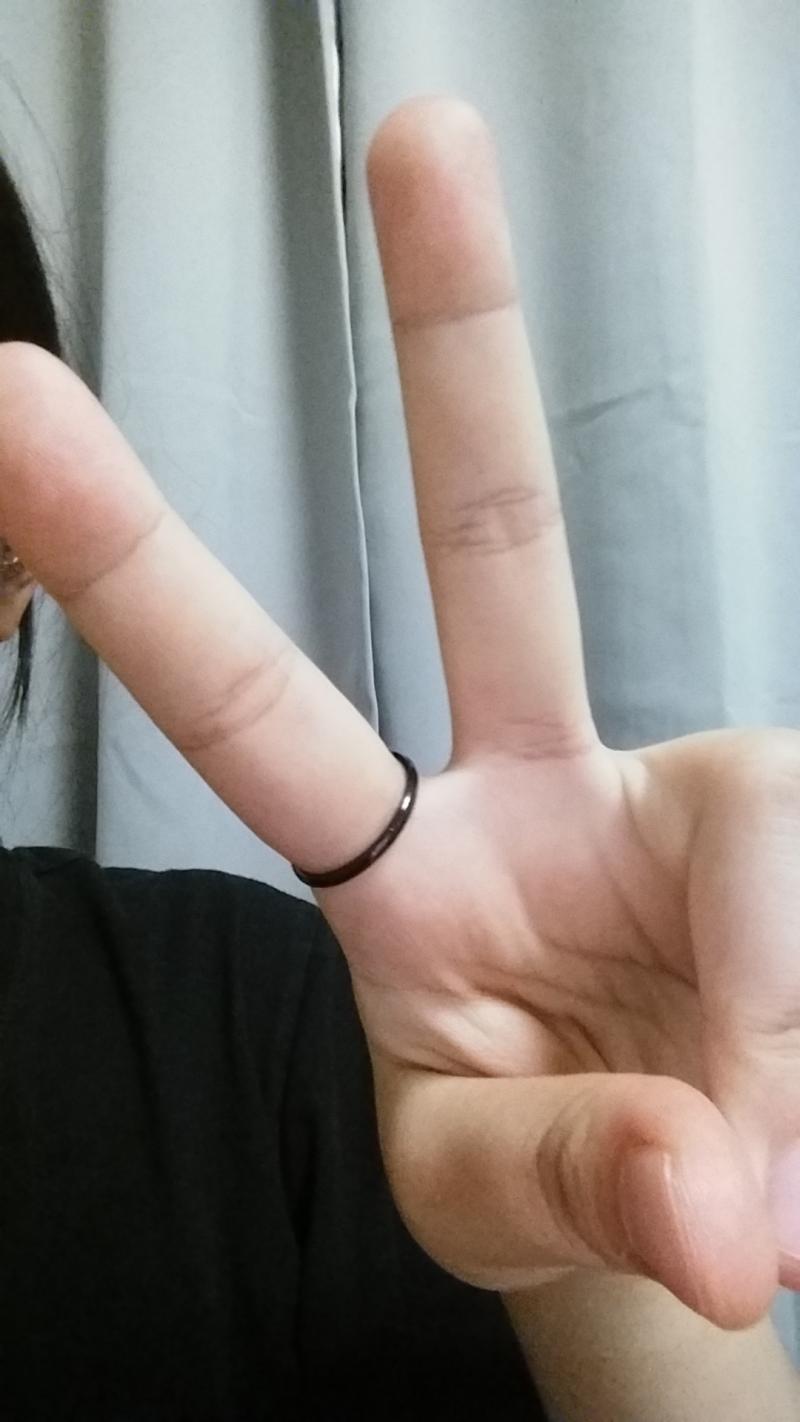 은은 레즈 등장~!~!~! 근데 주변에 왼손에 검반 낀 사람 나 말고 한 명도 못 봄..퀴어들끼리도 모르는 퀴어 상징,,