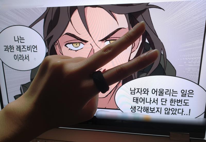 >>27 반지 크기 반으로 줄였는데 어때 ㅋㅋㅋㅋㅋㅋㅋㅋㅋㅋ 이정도면 기분날땤ㅋㅋㅋㅋ 가끔 끼고 다녀도 될 거 같은데 아직도 너무 과한가....