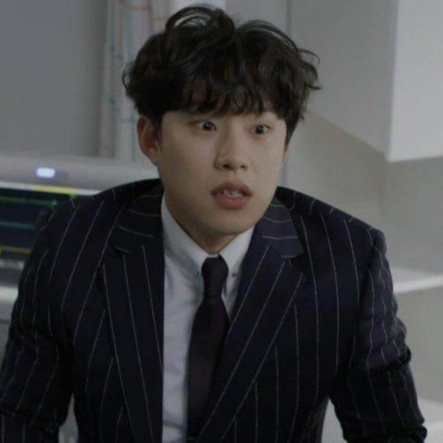태호⤴️태호⤴️?? 내 속에서 나이관념 사라짐 그리고 tmi 내가 덕질하는 사람 중 임철과 김성철 동갑(91년생) 뭐 있다 진짜 뭐 91년생들은