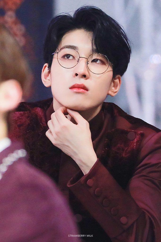 제가 이 사람 안경에 입덕했다 이말이에요~~~ 세븐틴 전원우 많관부~