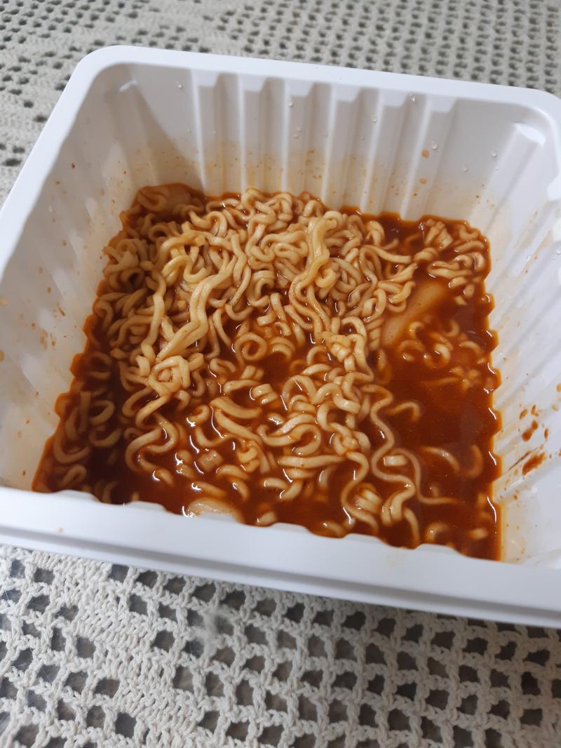 늦은 저녁으로 편의점 라볶이랑 감동란먹는중!!