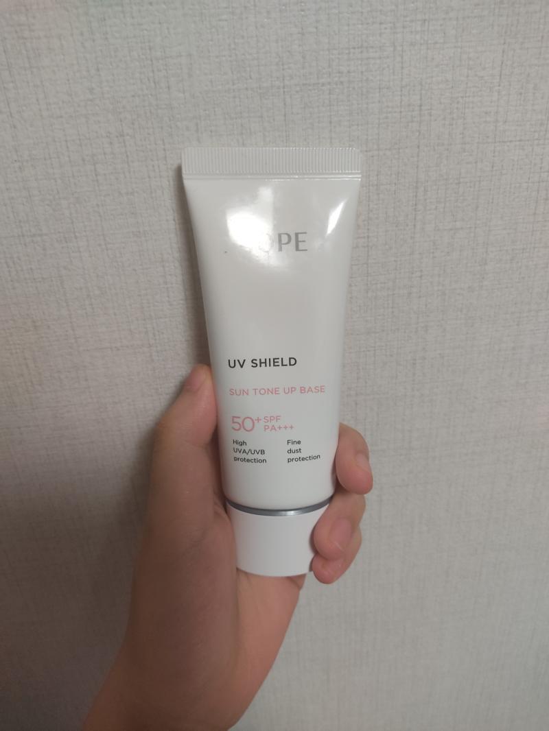 나는 미백 선크림 쓰는데 그거 꾸준히 쓰니깐 얼굴 환햐지는 것같어