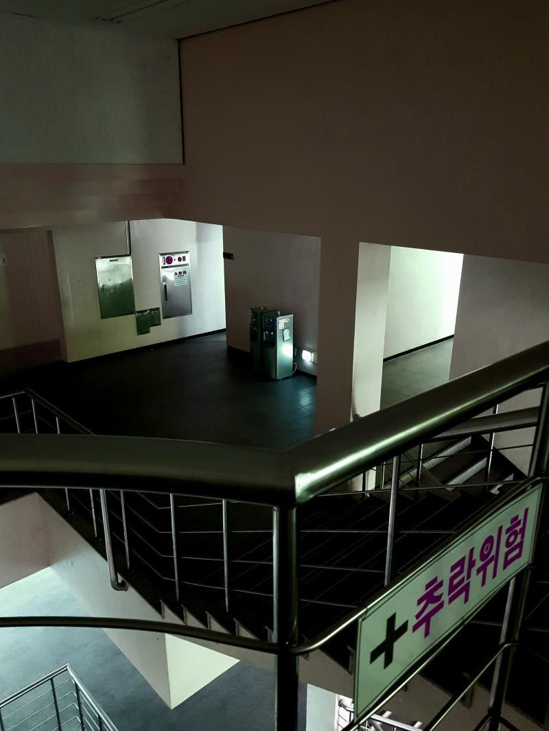 분위기가 ㅈㄴ 다른 학교의 느낌 왜 자습실만 이렇게 무섭지...