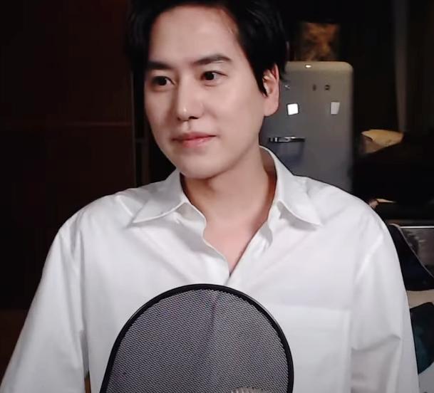 깐규 미모 미쳤다 덮규는 귀엽고 어려 보이고 깐규는 점잖고 어른스러워 보이고 반깐규는 그 중간...아 걍 다 잘생겼어