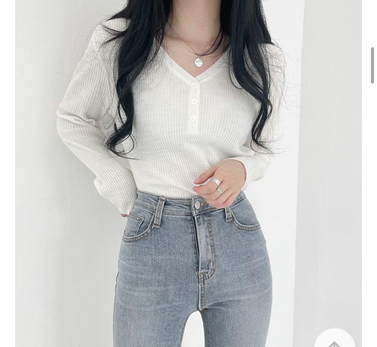 글구 나 위에 뭐 입을지 골라주라ㅜㅜ 치마는 저거 입을거야!! 웬만하면 블라우스 바로 살텐데 내가 목이 짧아서 허리선이 딱 보이지 않으면 개뚱뚱