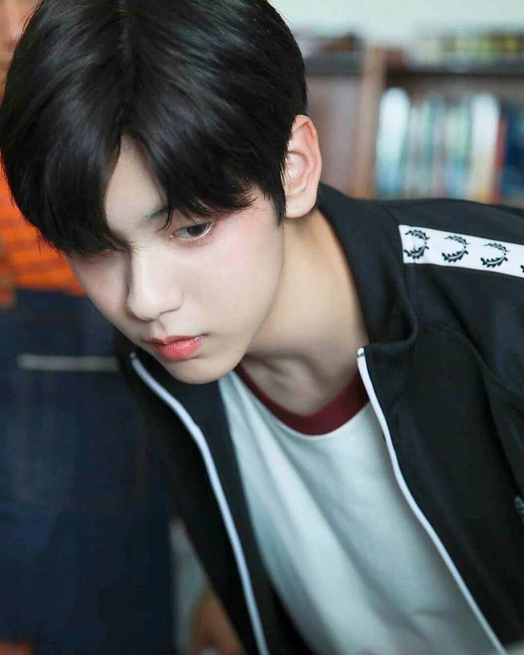투바투 최수빈... 조용하게 생겼는데 같은 반에 최수빈 좋아했던 여자애 한두 명은 꼭 있었을 것 같은 얼굴이라 다음 생에는 최수빈 얼굴로 태어나