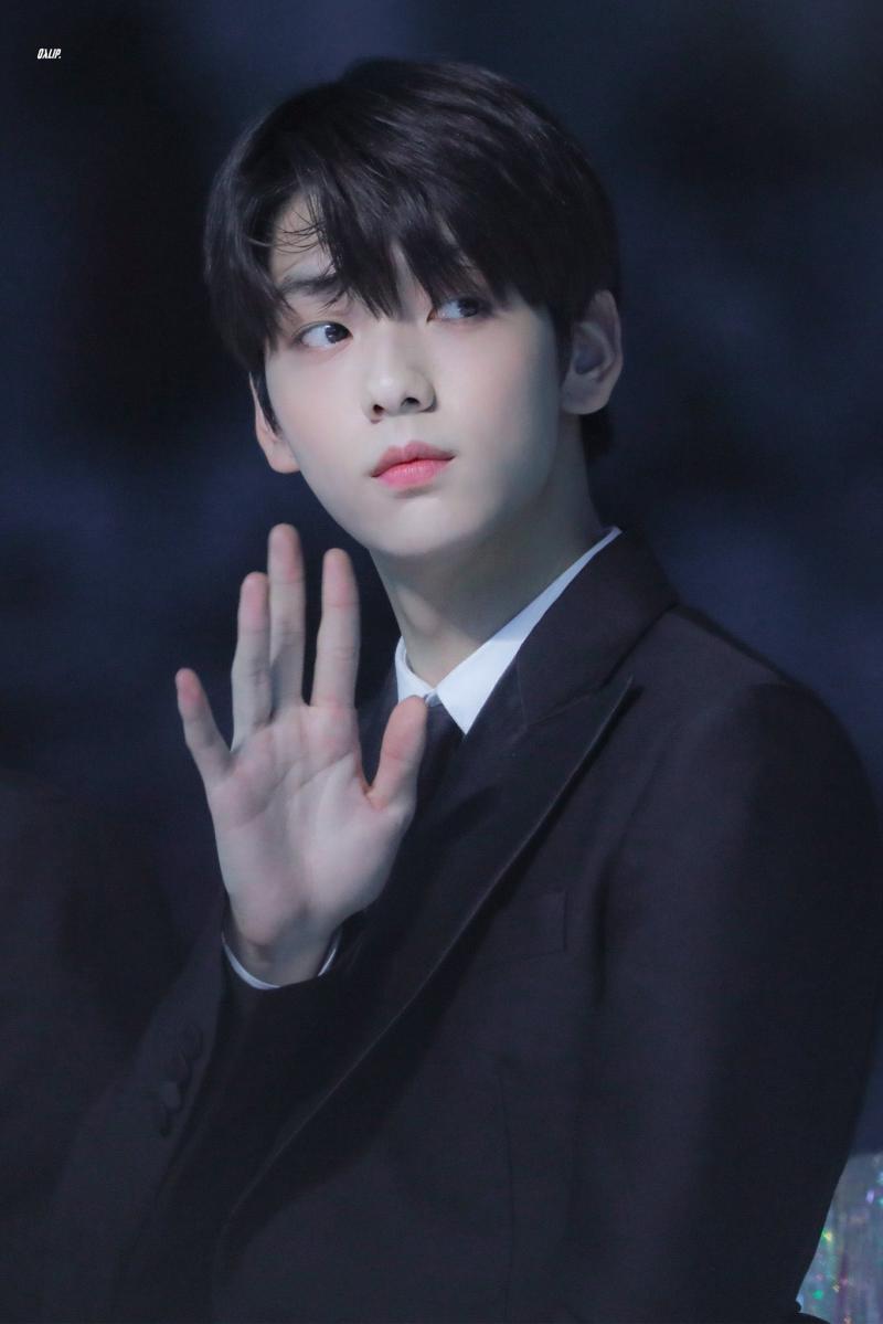투바투 최수빈... 조용하게 생겼는데 같은 반에 최수빈 좋아했던 여자애 한두 명은 꼭 있었을 것 같은 얼굴이라 다음 생에는 최수빈 얼굴로 태어나