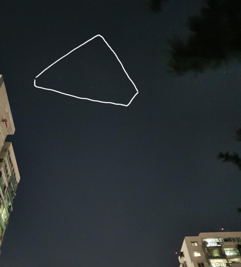 >>34 맑을 때 눈으론 안보여도 폰으로 찍으면 뜬금없이 별이 보일때가 있더라고. 신기해서 하늘 막 찍다가 찍힌 사진이야. 고마워 덕분에 이제 