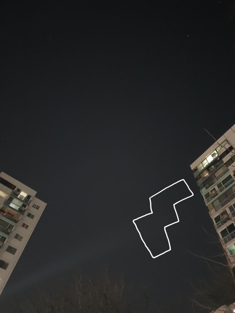 >>34 맑을 때 눈으론 안보여도 폰으로 찍으면 뜬금없이 별이 보일때가 있더라고. 신기해서 하늘 막 찍다가 찍힌 사진이야. 고마워 덕분에 이제 