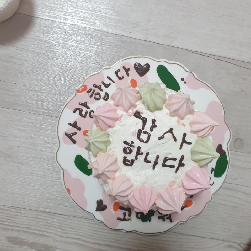 그림치즈 카스테라 반 갈라서 안에 딸기잼 넣고 생크림으로 덮고 머랭쿠키 올렬는데 개맛없을거같아...어떡하지 초코도 개맛없고 머량쿠키 탄맛나고 생