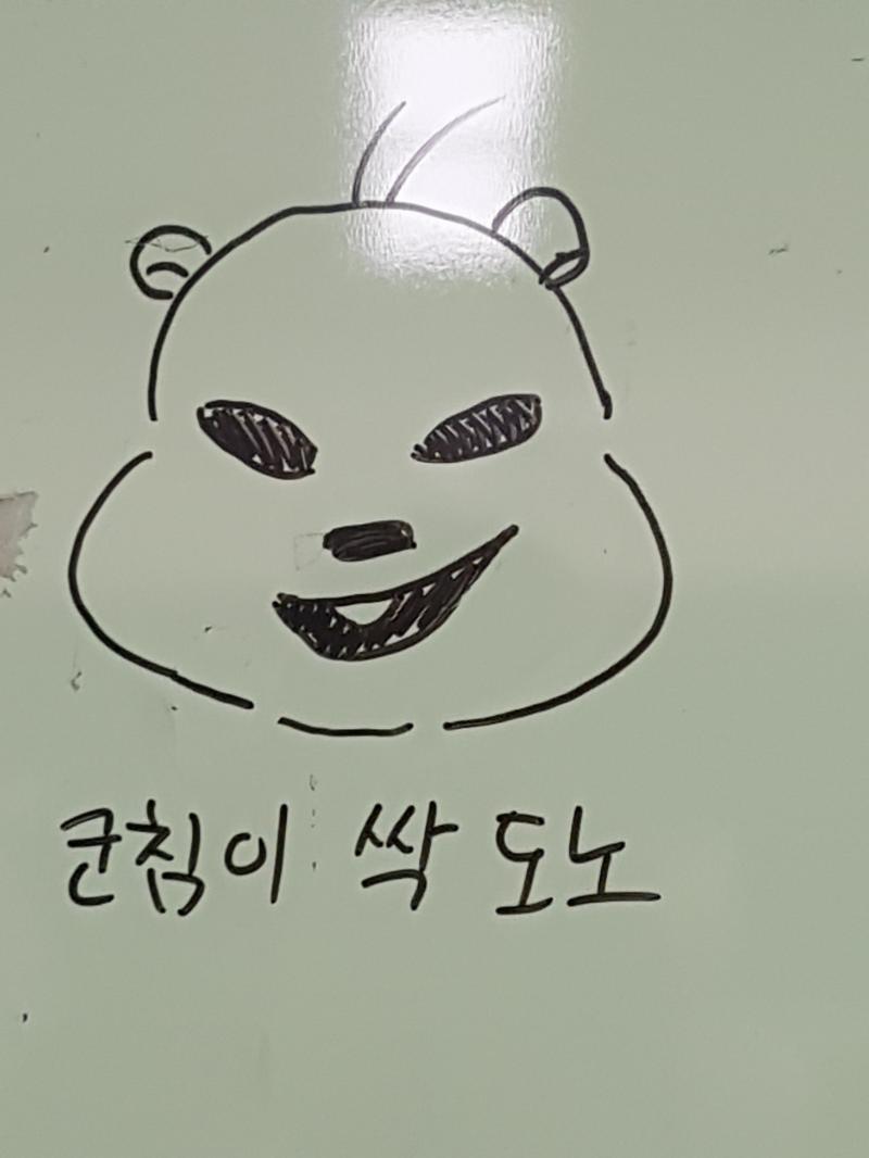 >>11 그림을 배운 적도 없고 평소에 그리지도 않아서ㅠㅠㅠㅠ 갤러리에 있는 거 다 털어봤는데 이런 거밖에 없다ㅠㅠ