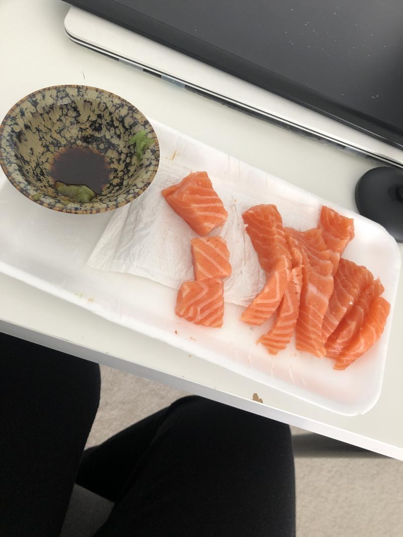 짠 짜증내다 입맛돌아서 어제 먹다 남긴 연어 잘라옴