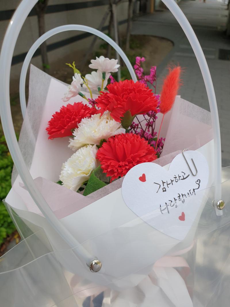 그나저나... 어제 어버이날이라 엄마가 친할아버지 생일도 얼마 전이여서 겸사겸사 편의점에서 꽃사서 얼굴 좀 보여주고 가라고 했는데... 편의점