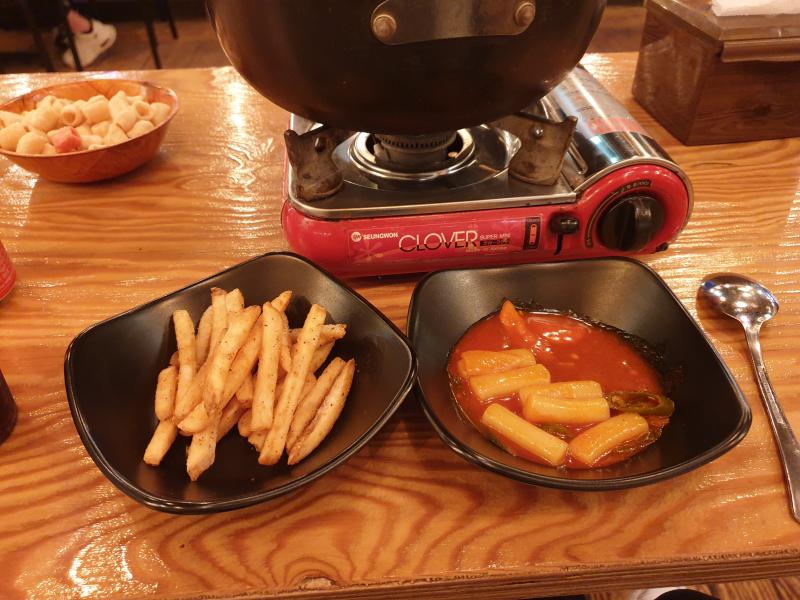 아니 ㅋㅋㅋ 엄마가 술 마시는데 올래? 오예 안주 뺐어먹으러 가야지 해서 갔는데 5인이상 모이면 안돼서 나만 따로 테이블 씀... ㅅㅂ 이게 뭐