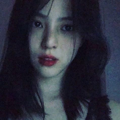 저화질... 어두운 조명을 뚫는 이목구비...