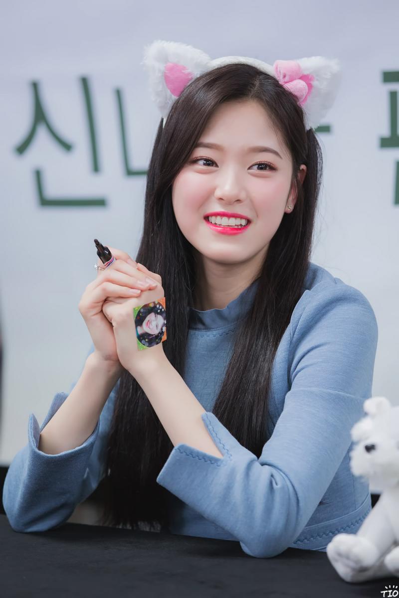 김애옹(22세) 이달의 소녀에서 '김현진'을 맡고있다.