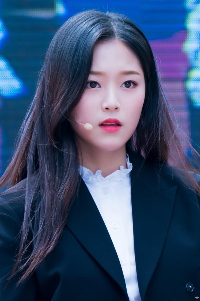 김애옹(22세) 이달의 소녀에서 '김현진'을 맡고있다.