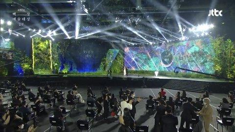 첫번째가 이준익 두번째가 유재석