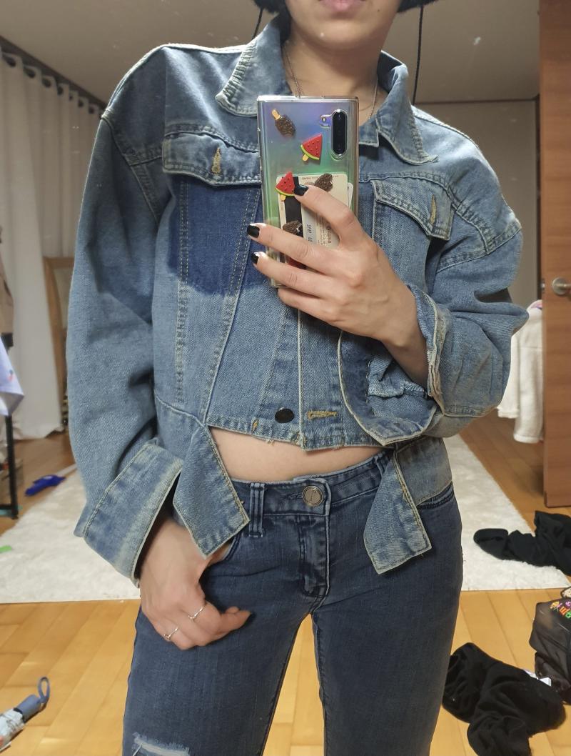 >>17 연세가 좀 있어 ㅋㅋㅋ 컨셉아님!!!ㅋㅋㅋ 사진속 청청 스타일 실제론 넘 촌스럽지만... 어떻게 입느냐가 중요한 것 같앙 뭔가 연구중이
