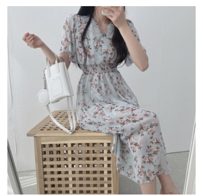 이런 옷도 잘 어울릴 거 같은데 피부톤은 밝은 편이야?