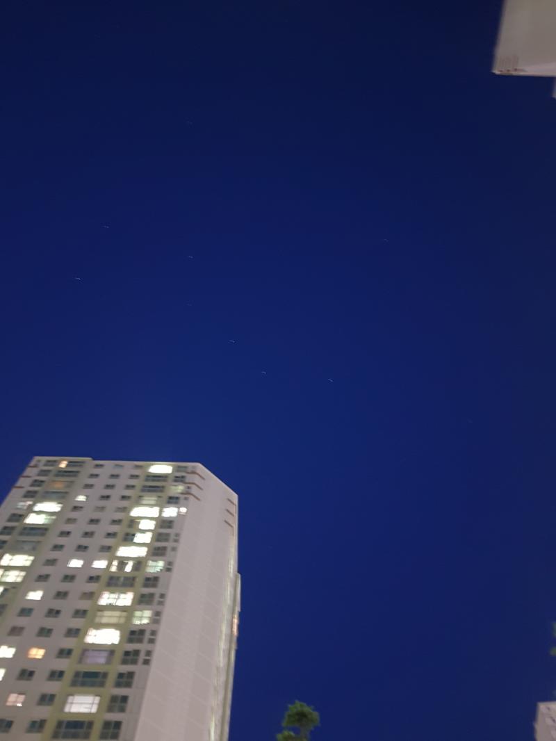 좀 흔들리긴 했는데 이거 무슨 별인지 알 수 있을까?? 방향은 잘 모르겠엉