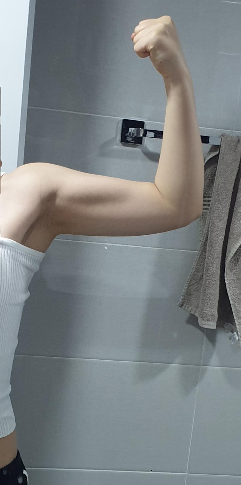 아무리 여리여리 퍄션입어도 떡대 굵은게 안숨거져... 어깨도 준내넓어 남자평균보다 넓어 키도크고 짜증나 존나