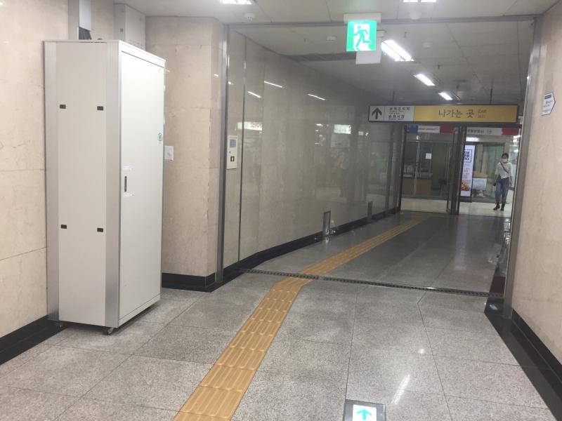 >>920 방금 넣었고 이제 열차 탔음 역 들어와서 송화프라자 송화공원쪽으로 가다보묜 요래 생긴 게 있거든? 그거 아래에 넣어놨지롱! 밀어봤는데