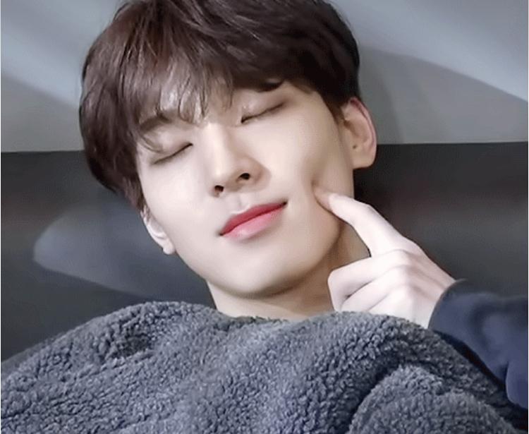 레더들한테 원우 직캠 추천해주랴고 너튜브 들갔는데 나 혼자서만 직캠 달렸다... 미안... 나중에 들고올게... 귀여운 원우보고있어줘...