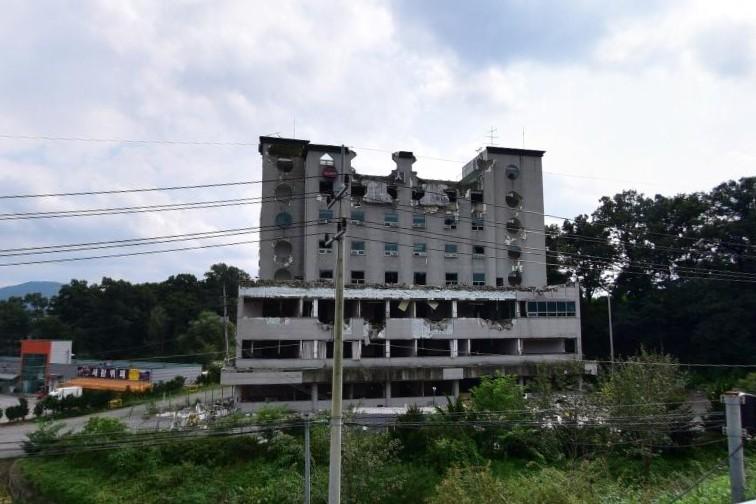 >>9 이후로는 꿈을 안 꿨는데 3일간 장염걸렸었어..ㅠㅜ 그리고 여기 실존했던곳이더라 예전에 장례식장 방문한적 있었는데 여기였어