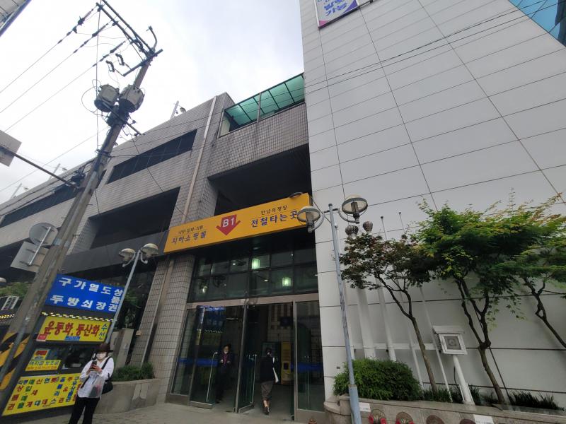 5번출구. 알라딘 중고서점 바로 옆에있는 곳으로 들어가면 보이는 자판기. 화살표부근을 보면있을거야 >>43 >>35 앗.. 왜 또.. 여기에 서
