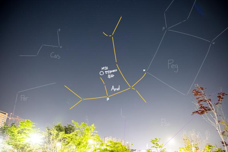 이번엔 레더들이 좋아할만한 주제다! 오늘의 별자리는 안드로메다자리! (Andromeda/And) 페가수스자리와 별을 공유해서 생각보다 찾기 쉬운