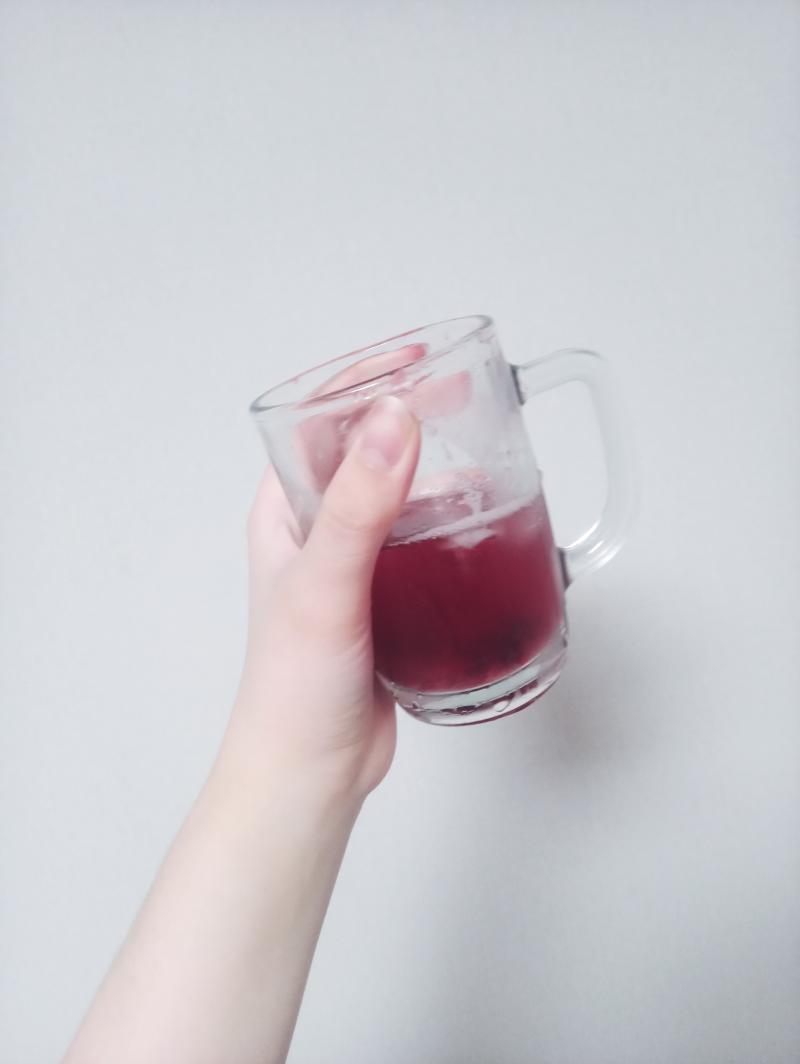 아침부터 집에 남아있는 소주를 까더니 블랙체리 들고가서 기어코 칵테일 만들어옴